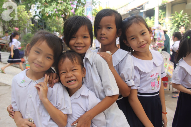 Lớp học tình thương của 200 em nhỏ sáng đi học, chiều đi bắt ốc, bán vé số giữa Sài Gòn - Ảnh 2.
