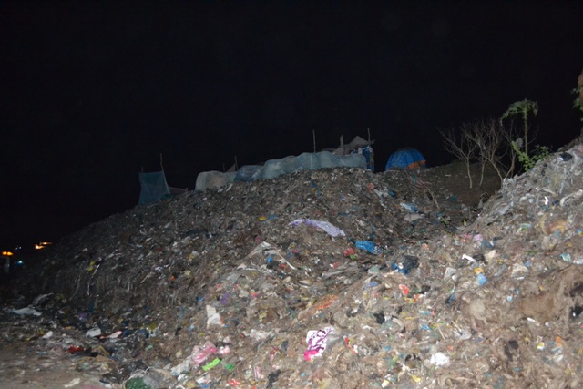 Phát hiện cẳng chân người trong túi nylon tại bãi rác lớn nhất Trà Vinh - Ảnh 1.