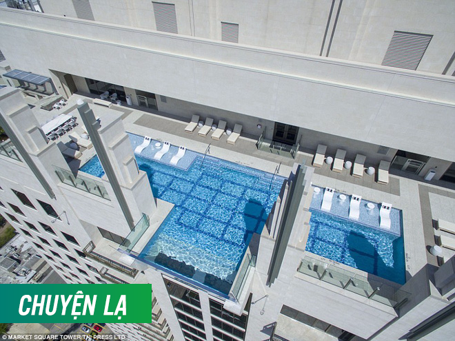 Bể bơi xuyên thấu trên đỉnh tòa nhà 42 tầng thách thức những người sợ độ cao - Ảnh 3.