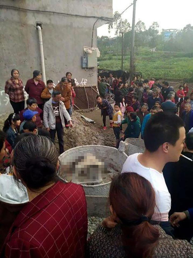 Trung Quốc: Hai bé gái 3 tuổi chết thảm sau khi trèo vào máy trộn bê tông và ấn nút khởi động - Ảnh 2.