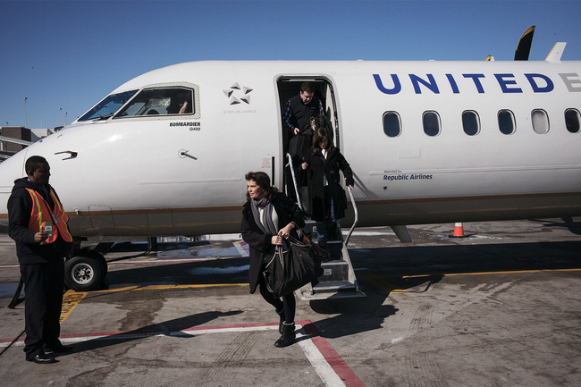 Những vụ tai tiếng từng xảy ra trong quá khứ của hãng hàng không United Airlines - Ảnh 2.