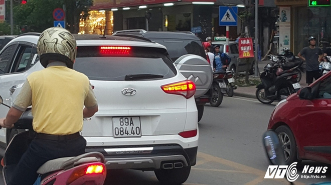 Video: Đi vào làn BRT, người trên ô tô hung hăng đánh tài xế xe máy - Ảnh 2.