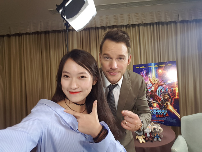 Không chỉ phỏng vấn trực tiếp, Khánh Vy còn tự tin rap dành tặng tài tử Hollywood Chris Pratt - Ảnh 2.