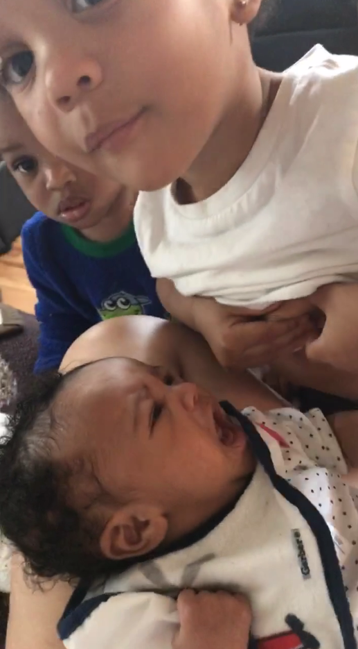 Video: Dỗ em gái quấy khóc, anh trai 2 tuổi vạch áo cố gắng cho em bú - Ảnh 3.