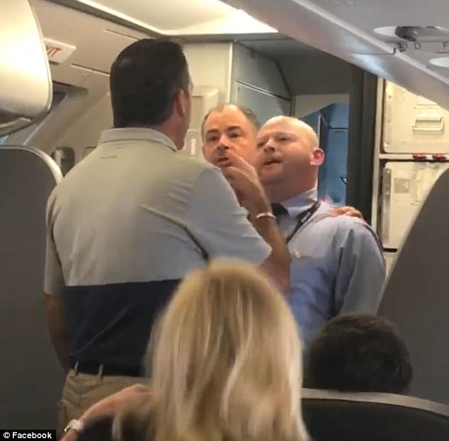 Tiếp viên American Airlines đánh phụ nữ và thách thức hành khách đánh nhau - Ảnh 3.