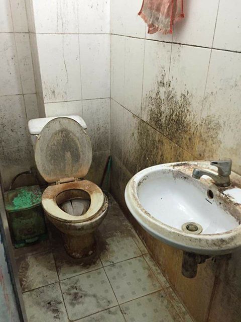  Khách trọ nữ ở bẩn nhất Vịnh Bắc Bộ: ra đi bỏ lại sau lưng nhà tắm mốc meo, đen kịt - Ảnh 1.