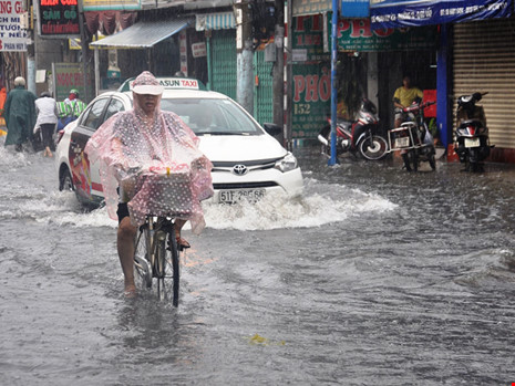 Mưa lớn, đường TP.HCM ngập nặng giữa mùa nóng - Ảnh 2.