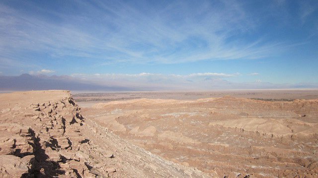 Tại sa mạc khô cằn nhất thế giới ẩn chứa một bàn tay khổng lồ như đang kêu cứu - Ảnh 1.