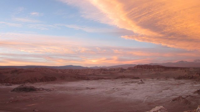 Tại sa mạc khô cằn nhất thế giới ẩn chứa một bàn tay khổng lồ như đang kêu cứu - Ảnh 2.