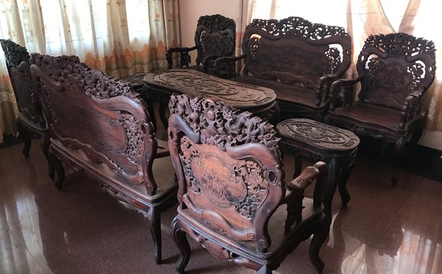 Bộ bàn ghế ngàn tuổi giá chục tỷ đại gia Việt săn lùng - Ảnh 1.
