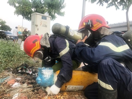 Vật thể lạ nghi chứa chất lỏng cực độc vứt bên đại lộ ở Sài Gòn - Ảnh 2.