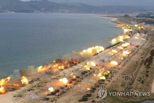 Thông điệp sau màn khai hỏa 300 khẩu pháo bắn ra biển của Triều Tiên - Ảnh 1.