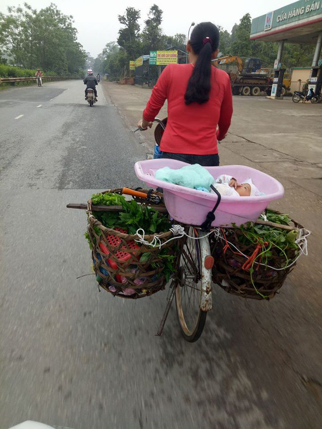  Xúc động hình ảnh mẹ bán rau, bỏ con trong thau đạp xe đi muôn nơi…. - Ảnh 1.