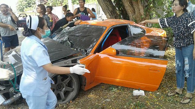 Mượn siêu xe như trong Fast and Furious của bạn lái thử, sư thầy Thái Lan gây tai nạn nghiêm trọng - Ảnh 2.