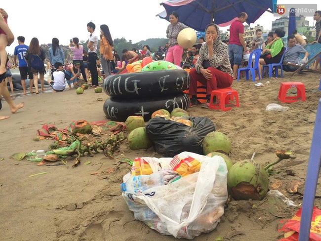 Chùm ảnh: Quá tải du khách, biển Sầm Sơn ngập rác ra sát tận mặt nước - Ảnh 1.