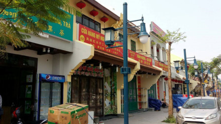 Hạ Long: Cửa hàng biển hiệu tiếng Trung lừa ghi “cửa hàng miễn thuế” - Ảnh 1.