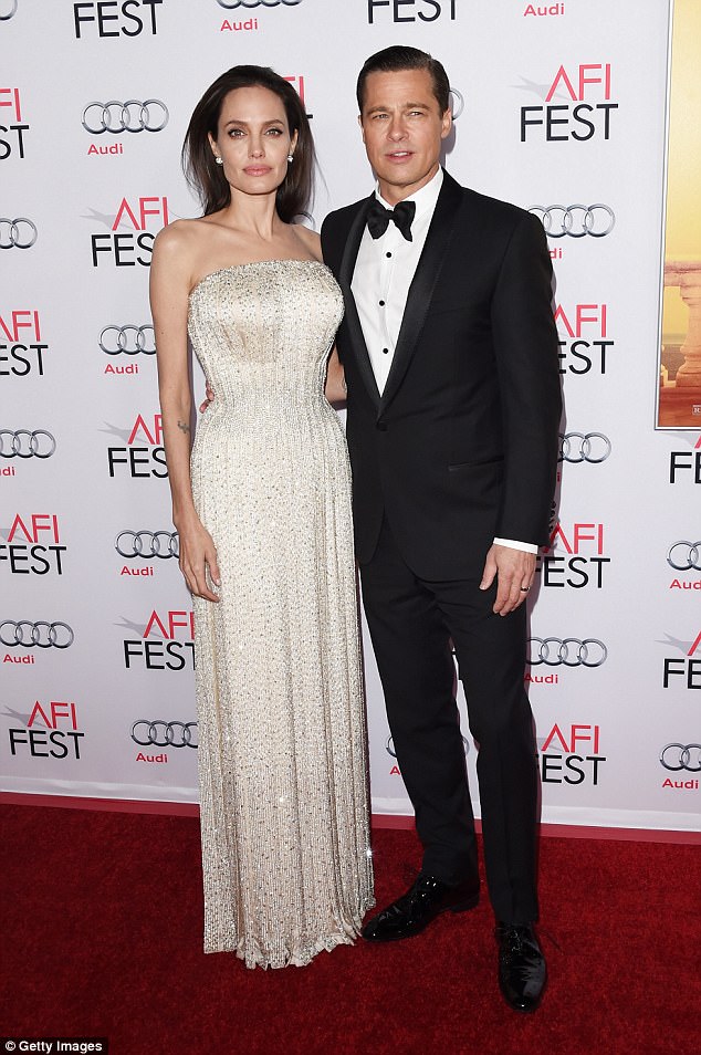 Hé lộ chi tiết chuyến bay dẫn đến kết thúc cuộc hôn nhân của Angelina Jolie và Brad Pitt - Ảnh 1.