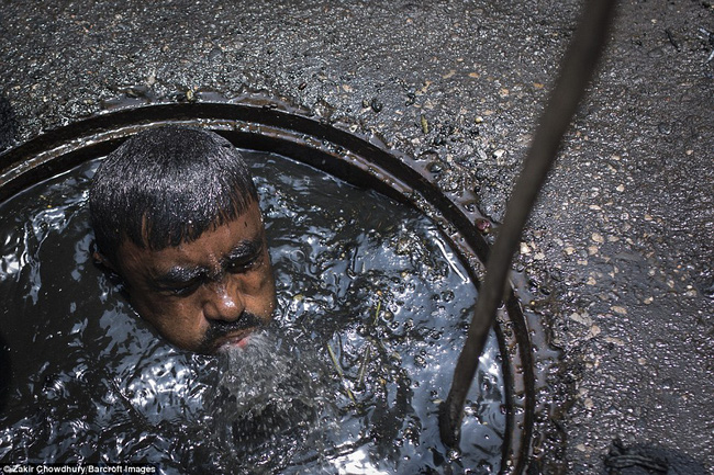 Công việc vất vả nhất thế giới: Những người thợ lặn cống đen ngòm để khơi thông tại Bangladesh - Ảnh 2.