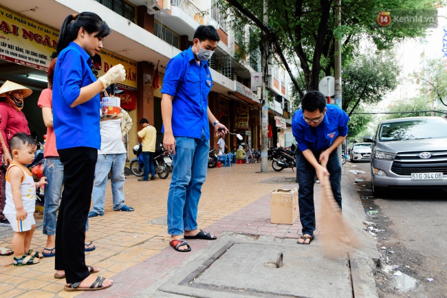 Nhìn những bức tranh trên nắp cống ở Sài Gòn đẹp như thế này, không ai nỡ xả rác nữa! - Ảnh 1.