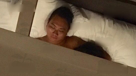 Ép bạn gái kém 20 tuổi phá thai, nhạc sĩ Hồng Kông bị tung loạt ảnh giường chiếu - Ảnh 1.