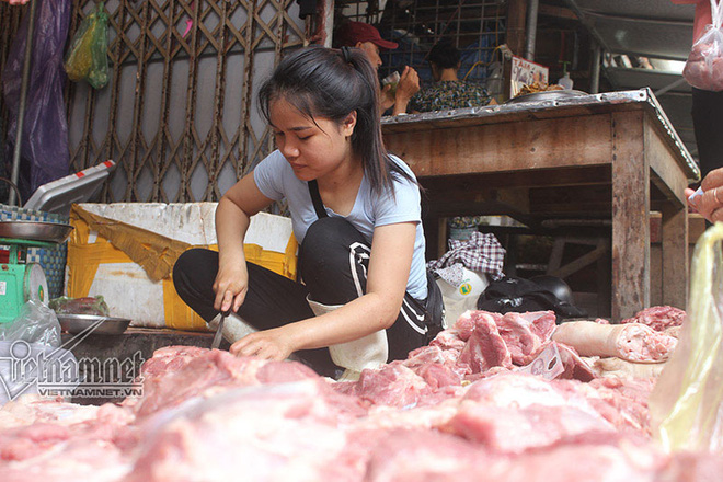 Bán thịt lợn giá rẻ bị hắt dầu luyn: Chen chân ủng hộ chị Xuyến - Ảnh 3.