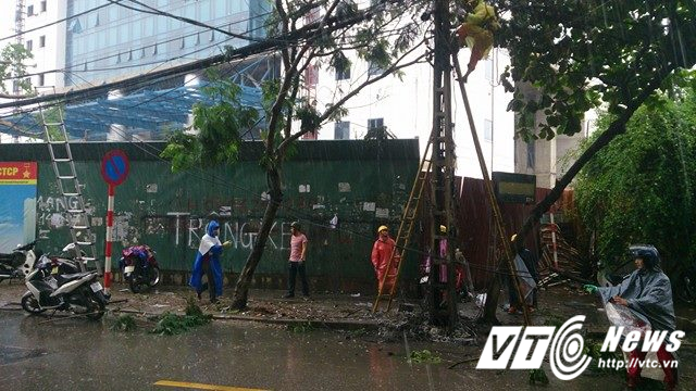 Cột điện bốc cháy ngùn ngụt, nổ như pháo giữa trời mưa lớn ở Hà Nội - Ảnh 2.