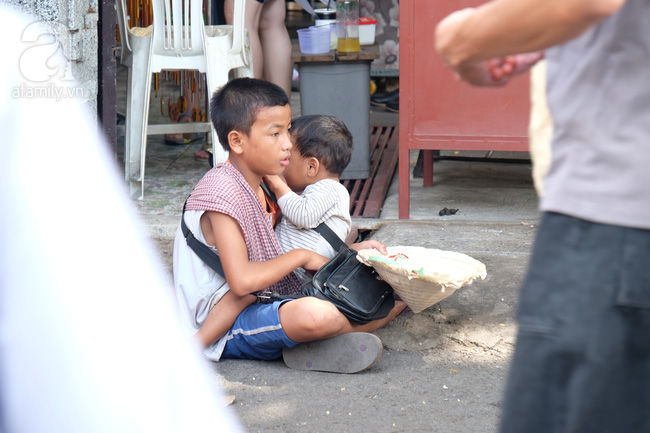 Người người đi lễ trong mùa Phật Đản, riêng em theo mẹ bán hàng rong trước cổng chùa - Ảnh 2.