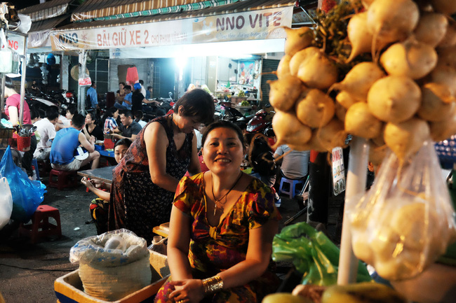  Ghé chợ hàng rong Sài Gòn nghe chuyện phố, nếm nhộn nhịp đô thành - Ảnh 1.