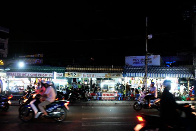  Ghé chợ hàng rong Sài Gòn nghe chuyện phố, nếm nhộn nhịp đô thành - Ảnh 2.