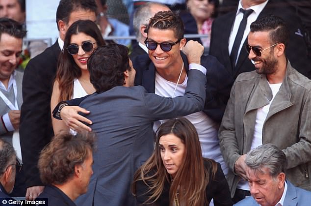 Báo Anh nhầm cô gái lạ thành bạn gái Ronaldo - Ảnh 1.