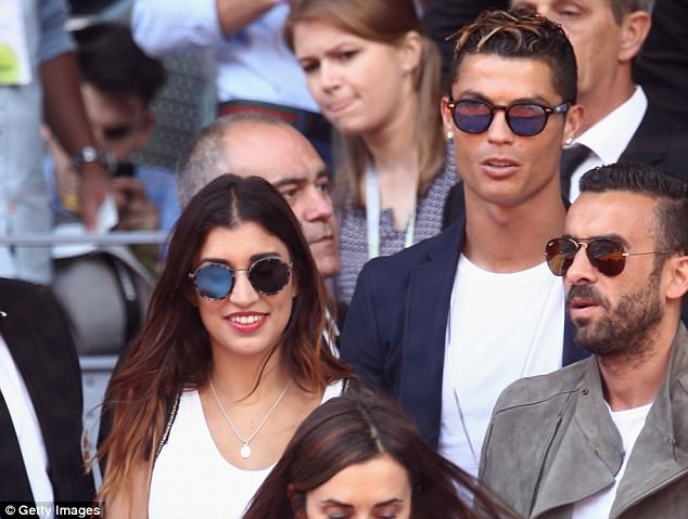 Báo Anh nhầm cô gái lạ thành bạn gái Ronaldo - Ảnh 2.