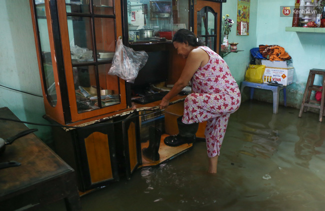 Sài Gòn trong chiều nay: Nước chảy cuồn cuộn trên đường phố - Ảnh 7.