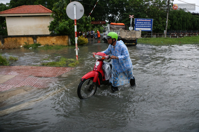 Sài Gòn trong chiều nay: Nước chảy cuồn cuộn trên đường phố - Ảnh 6.