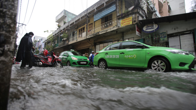Sài Gòn trong chiều nay: Nước chảy cuồn cuộn trên đường phố - Ảnh 3.
