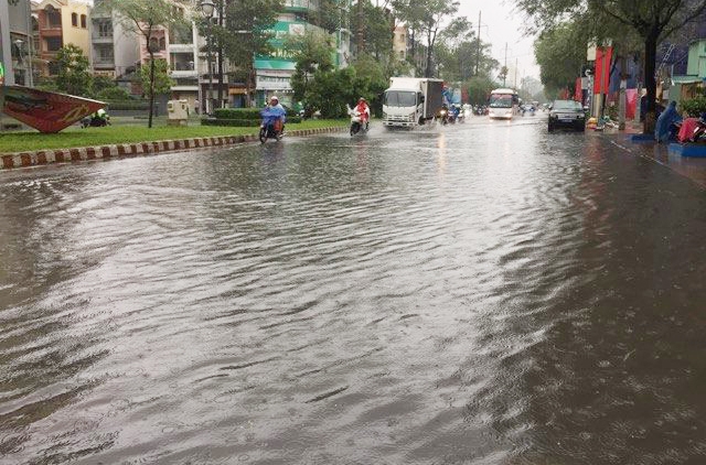 Sài Gòn trong chiều nay: Nước chảy cuồn cuộn trên đường phố - Ảnh 1.