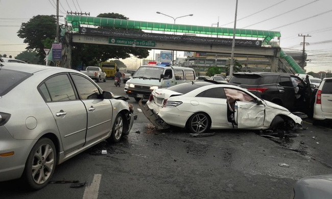 Phát hiện chồng đang chở bồ nhí, vợ cuồng ghen lao thẳng ô tô vào Mercedes của chồng - Ảnh 2.