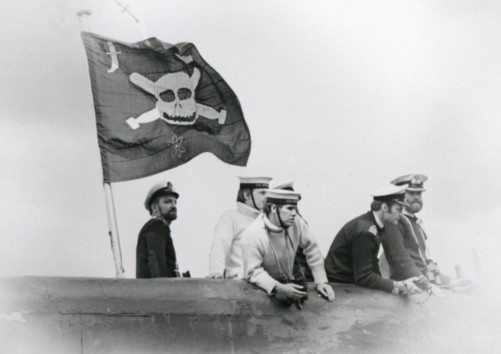 Giải mã lá cờ hải tặc treo trên tàu ngầm Anh - Ảnh 1.