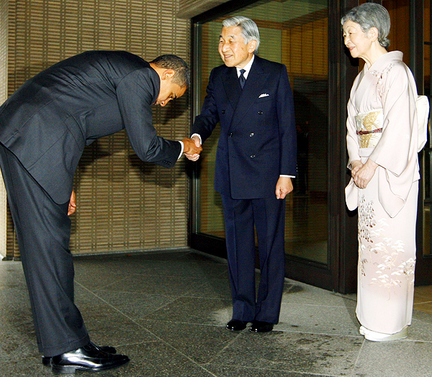 Nhân viên đoàn hộ tống Thủ tướng Nhật Bản cúi đầu chào và cảm ơn người đi xe đạp vì đã nhường đường - Ảnh 3.