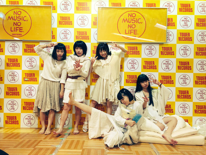 Nhóm nhạc nữ Nhật gây phẫn nộ vì sẵn sàng chụp ảnh giường chiếu với fan để bán được album - Ảnh 1.