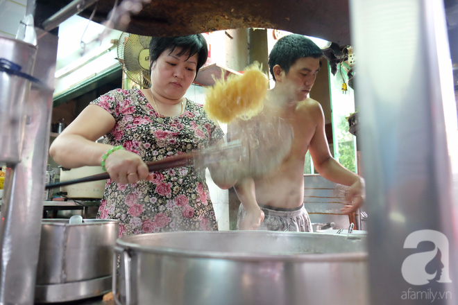 Ở Sài Gòn mà chưa xem xiếc mì, chưa ăn tô sủi cảo Thiệu Ký, bạn vẫn chưa hưởng hết lạc thú chánh hiệu Sài Gòn - Ảnh 2.