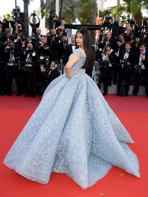 5 người chạy theo nâng váy hộ “Hoa hậu đẹp nhất mọi thời đại” Aishwarya Rai - Ảnh 2.