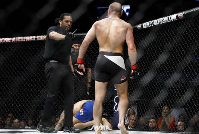 UFC: Nhà vô địch quên luật, ra đòn như “xã hội đen” - Ảnh 2.