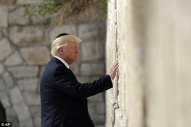 Vì sao vợ ông Trump không cho chồng nắm tay khi thăm Jerusalem? - Ảnh 2.