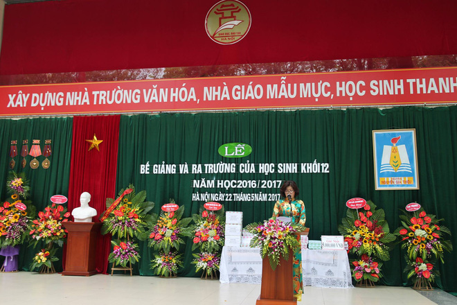 Cô hiệu trưởng đáng yêu nhất năm: Vừa hóa thân thành DJ cực sung, vừa chơi bóng nước cùng học sinh - Ảnh 1.