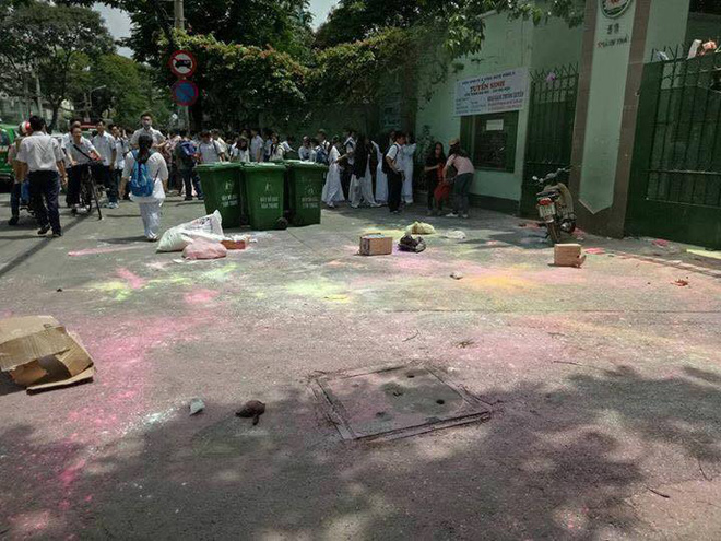 Sau lễ bế giảng, nhóm học sinh cấp 3 ở Sài Gòn thi nhau ném bom sơn, bột màu vào trong sân trường - Ảnh 2.