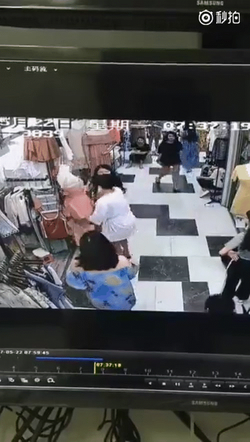 Trung Quốc: Tranh giành địa bàn, 2 hot girl bán hàng lao vào đánh nhau tan tác - Ảnh 2.
