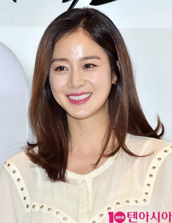 Kim Tae Hee vẫn xinh đẹp rạng rỡ dù ăn mặc giản dị giấu bụng bầu - Ảnh 1.