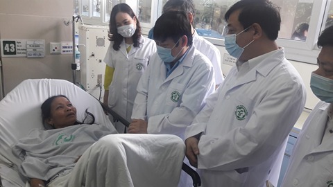 Sự cố y khoa tại Hòa Bình: Đưa hơn 100 bệnh nhân đang chạy thận về Hà Nội sáng ngày 30/5 - Ảnh 1.