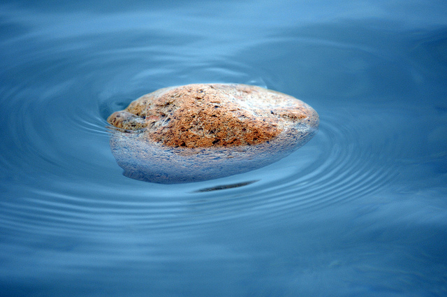 Khoa học giải mã thành công bí ẩn của loại đá có thể nổi trên mặt nước - Ảnh 1.