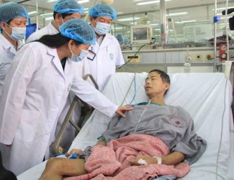Bộ trưởng Y tế thăm bệnh nhân vụ chạy thận ở Hòa Bình - Ảnh 1.